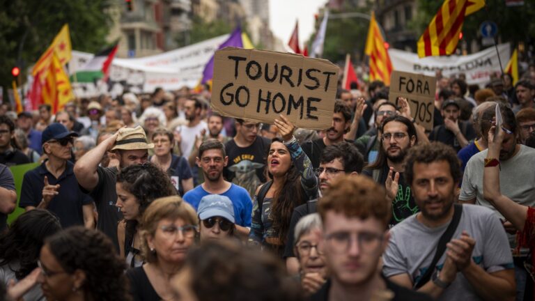 Ισπανία: Στους δρόμους οι κάτοικοι της Μαγιόρκα κατά του υπερτουρισμού – Διαμαρτυρίες στην Ευρώπη
