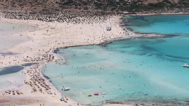 Συλλήψεις στην Κίσσαμο για άγρα πελατών και παρεμβάσεις στην κυκλοφορία: Ειδική επιχείρηση της ΕΛ.ΑΣ. στα Χανιά