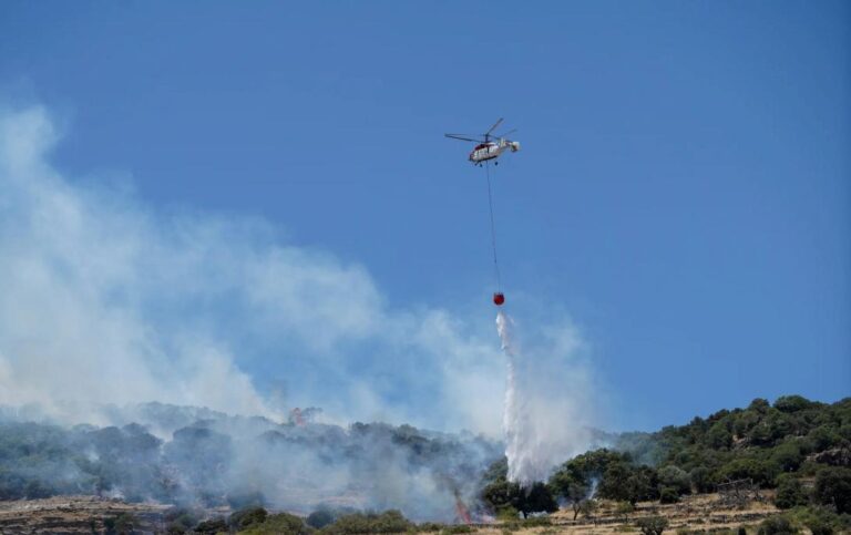 Ρέθυμνο: Βελτιωμένη η εικόνα της φωτιάς – Σηκώθηκε ένα ελικόπτερο, φόβοι για αναζωπυρώσεις λόγω ανέμων