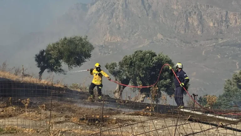 «Η φωτιά στο φαράγγι πέρασε απέναντι σε πέντε λεπτά»: Δραματικές μαρτυρίες κατοίκων του Ρεθύμνου