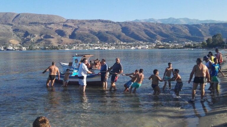 Σούδα Χανίων: Αναβιώνει το ιστορικό αλιευτικό έθιμο του «Κωλοβρέχτη» — Η μικρασιατική κληρονομιά του «γρίπου», η απαγόρευση για την προστασία του γόνου και ο φόρος τιμής στους αλιείς