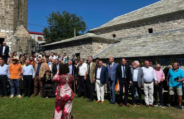Λάρισα: Κυβερνητικά στελέχη αποχώρησαν κακήν κακώς από πανηγύρι μετά από «κράξιμο» κτηνοτρόφου που έχασε το κοπάδι του από ευλογιά