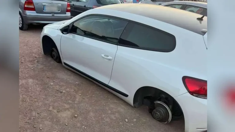 Ασύλληπτο! Κι όμως, όταν οι πυροσβέστες έδιναν μάχη με τις φλόγες για να σώσουν ζωές και περιουσίες, κάποιοι λεηλατούσαν τα οχήματά τους!