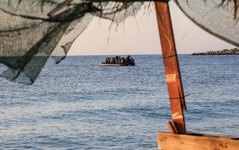 Κρήτη: Νέο μπαράζ μεταναστευτικών ροών – Εκατοντάδες άτομα διασώθηκαν στα νότια