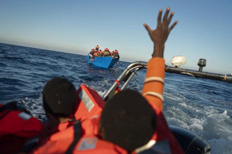 Νέο κύμα μεταναστευτικών ροών νότια της Κρήτης: Επιχειρήσεις διάσωσης για 196 άτομα σε Καλούς Λιμένες και Ηράκλειο
