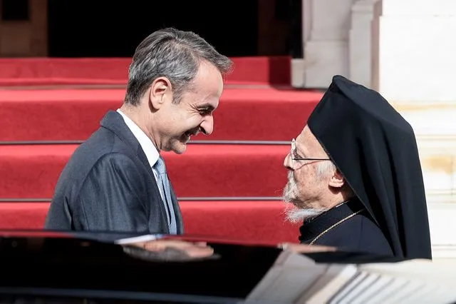 Ο Μητσοτάκης μίλησε με τον Βαρθολομαίο με αφορμή το ατύχημα με το ποδήλατο και του ζήτησε να τελέσει τον γάμο του υιού του