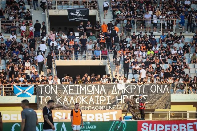 “Τον χειμώνα δακρυγόνα, το καλοκαίρι ήρωες” – Το μήνυμα των οπαδών του ΟΦΗ για το πώς φέρονται οι πολιτικοί στους πυροσβέστες