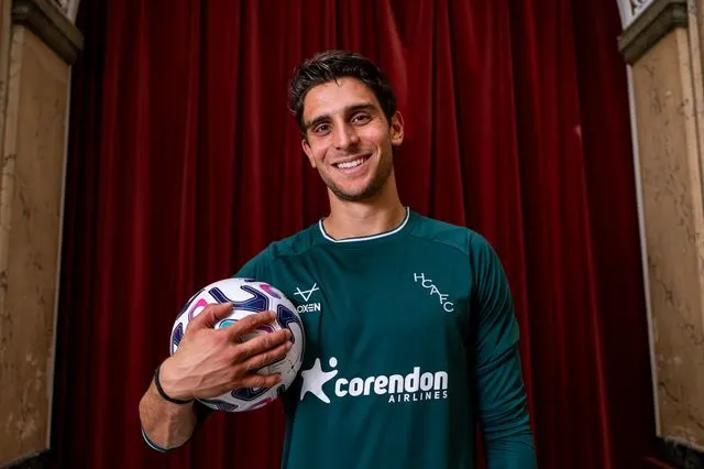 Ο Χανιώτης Κωνσταντής Τζολάκης Man of the Match στη νίκη της Hull επί της Μάντσεστερ Γιουνάιτεντ! – Ύμνοι από τον Όουεν