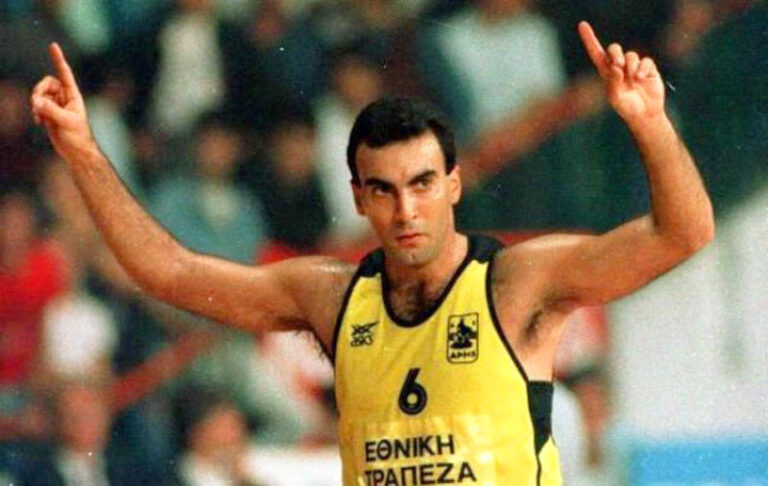 Μπουνιά στους ρατσιστές από τον Νίκο Γκάλη: “Τα μόνα χρώματα που υπάρχουν είναι τα γαλανόλευκα”