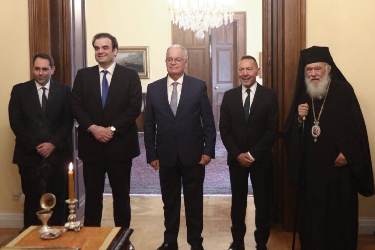 Ποια ακριβώς θεολογική ανάγκη εξυπηρετεί η ορκωμοσία του διοικητή της Τράπεζας της Ελλάδος από τον Αρχιεπίσκοπο;