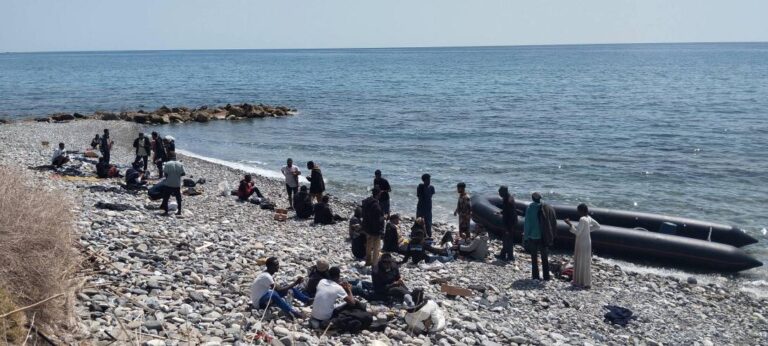 Κρήτη: Νέα άφιξη μεταναστών – 39 άτομα αποβιβάστηκαν στην παραλία της Λούτρας
