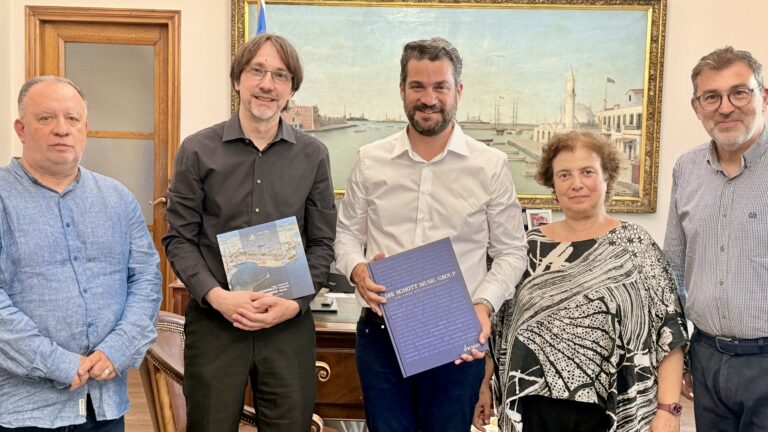 Συνάντηση Σημανδηράκη με τον επικεφαλής του οίκου Schott για το όραμα του Μίκη Θεοδωράκη στα Χανιά