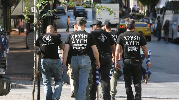 Καταγγελία ΕΛΜΕ Ρεθύμνου – Μαθητής με μπλούζα της “Χρυσής Αυγής” τραυμάτισε μαθητή στο κεφάλι με μπουκάλι: “Θα σε βρω έξω και θα σου σπάσω τα κόκκαλα”
